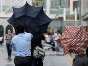 随着台风安布尔的逼近，日本下令撤离